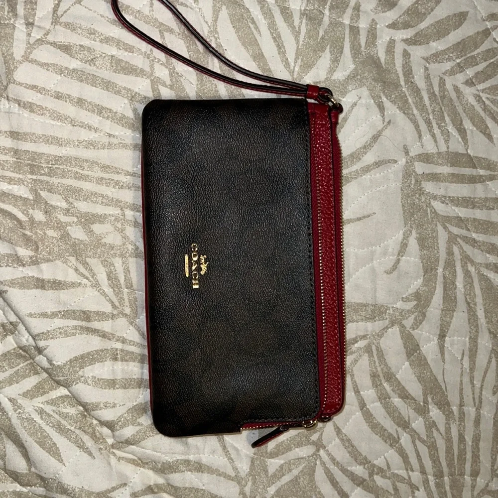 Coach wristlet- two tone. Credit card slots - Picture 5 of 5